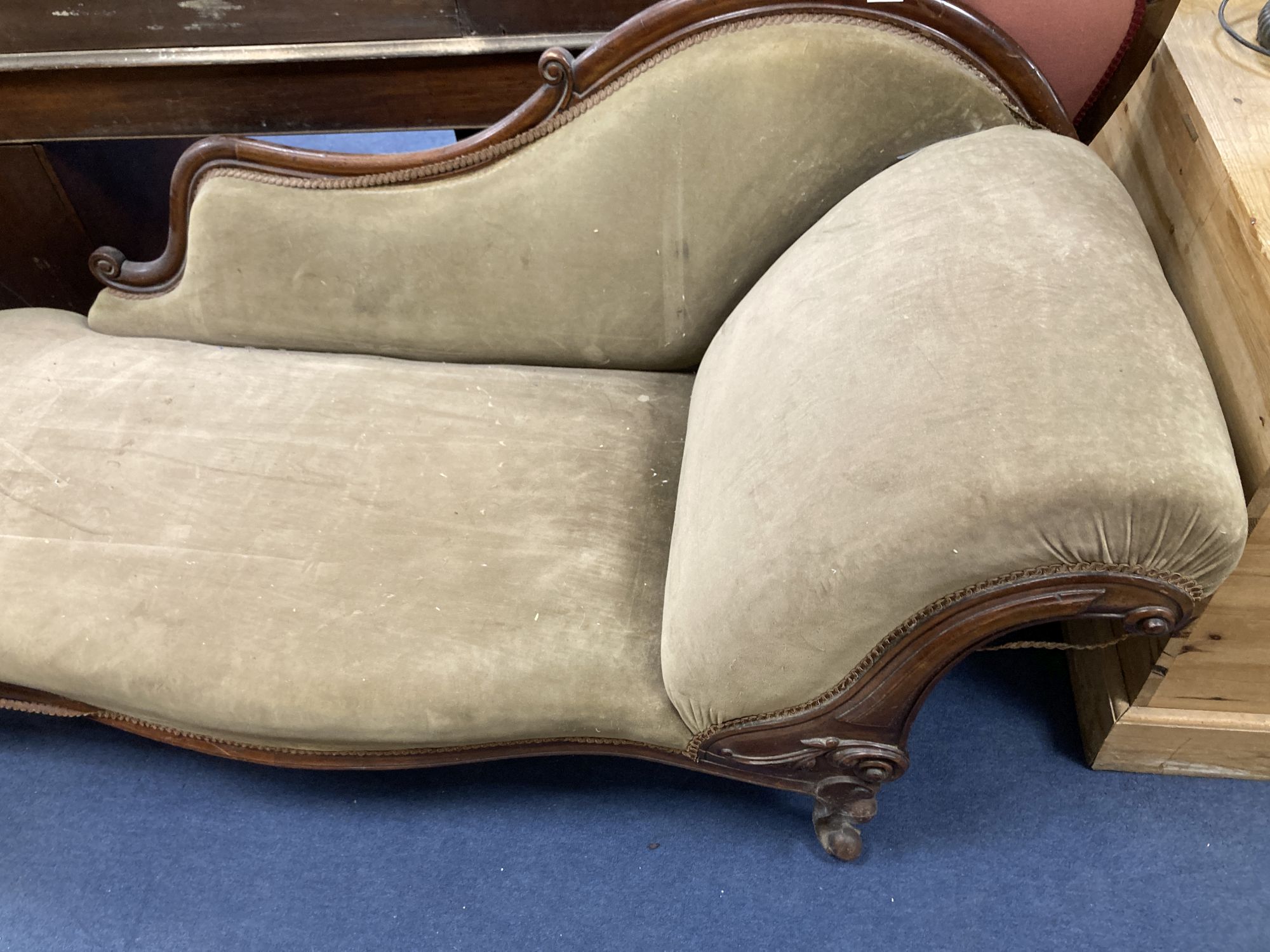 A Victorian mahogany chaise longue, width 190cm depth 70cm height 86cm